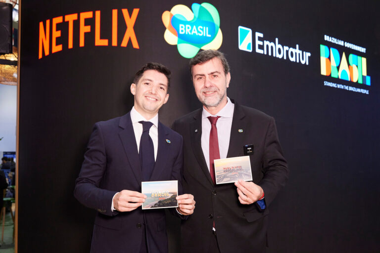 Sergio Vinay of Netflix and Marcelo Freixo, President of Embratur, launch the “Come to Brazil with Netflix” travel guide at WTM London 2025. Photo: Netflix/Still Moving.