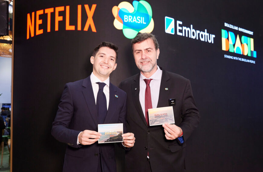 Sergio Vinay of Netflix and Marcelo Freixo, President of Embratur, launch the “Come to Brazil with Netflix” travel guide at WTM London 2025. Photo: Netflix/Still Moving.
